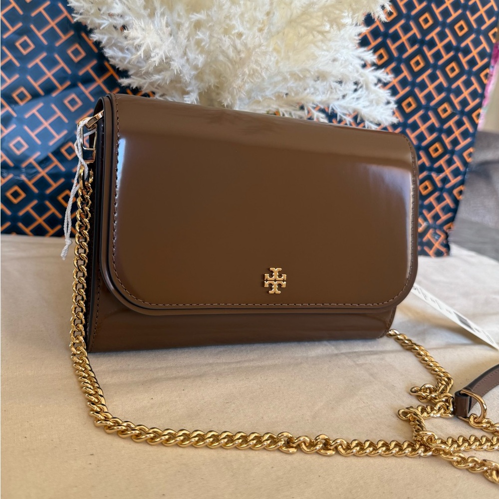 NWT, TORY BURCH EMERSON PATENT CHAIN WALLE RICH WALNUT